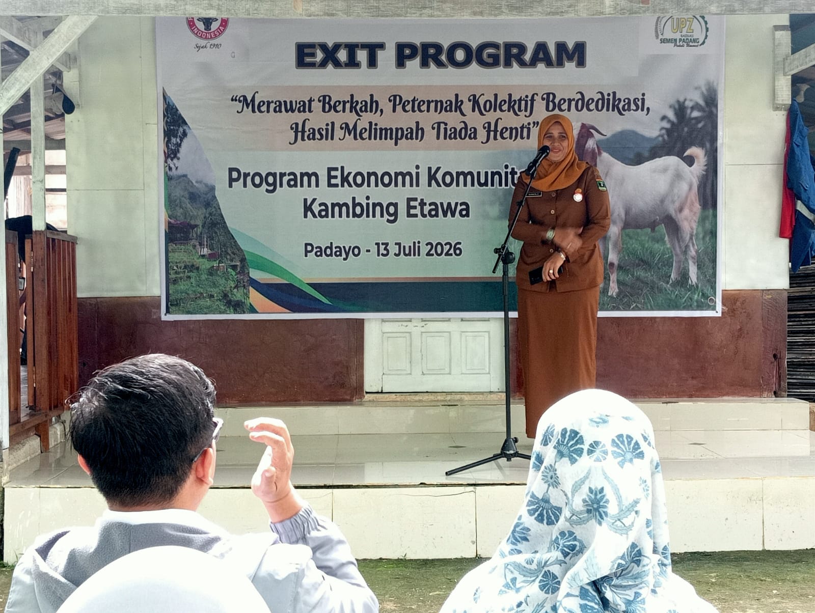Kepala Bidang Bina Usaha dan Kelembagaan Dinas Peternakan dan Kesehatan Hewan Provinsi Sumatera Barat Nirmala menyampaikan sambutan saat penutupan Program Ekonomis Komunitas Kambing Etawa UPZ Baznas Semen Padang di Padayo Goat Farm.